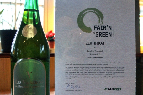Das Label von „Fair’n Green“ wird ab der Abfüllung des 2023er-Jahrgangs auf allen Rückenetiketten platziert