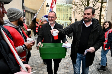 Die Sozialisten verteilten heißen Kaffee an die Streikenden