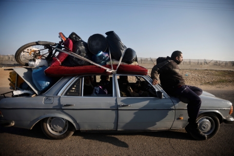 Ein Palästinenser sitzt am 6. Dezember auf seinem beladenen Auto, um vor einer israelischen Bodenoffensive zu fliehen