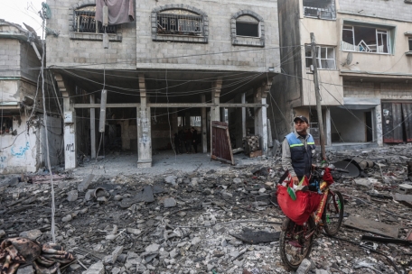 Ein Palästinenser begutachtet die Zerstörung nach einem israelischen Luftangriff auf das Viertel Al-Amal