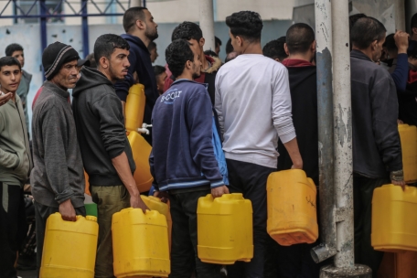 Palästinenser stehen am 5.12. Schlange, um sauberes Wasser aus einer Wasserstation zu erhalten