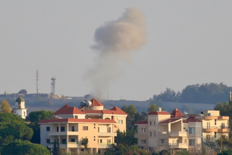 Die von der chinesischen staatlichen Nachrichtenagentur Xinhua zur Verfügung gestellte Aufnahme zeigt Rauch, der nach einem Raketenangriff der Hisbollah von einem israelischen Grenzposten aufsteigt