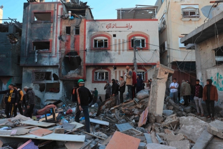 Palästinenser prüfen die Schäden vor einem Haus, in dem ein Mann und seine Tochter bei einem israelischen Angriff am frühen Morgen des 9. Dezember 2023 in Rafah im südlichen Gazastreifen getötet und weitere Personen verletzt wurden