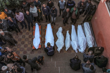 Trauernde stehen am 9. Dezember 2023 im Nasser-Krankenhaus von Khan Yunis im südlichen Gazastreifen neben den verhüllten Leichen von Angehörigen, die bei israelischen Angriffen getötet wurden.