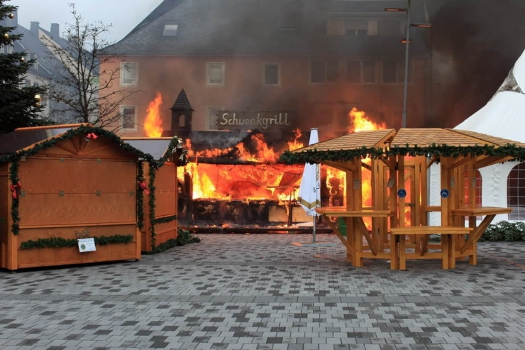 Bitburg / Beliebter Weihnachtsmarkt muss nach heftigem Feuer einige Tage geschlossen bleiben