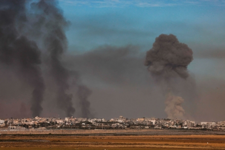 Ein Bild aus dem Süden Israels nahe der Grenze zum Gazastreifen vom 10. Dezember zeigt Rauch, der über dem nördlichen Teil der palästinensischen Enklave aufsteigt, während die Kämpfe zwischen Israel und der palästinensischen Hamas-Bewegung andauern