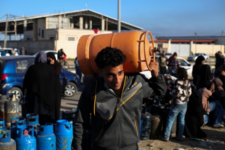 Palästinenser stehen am 10. Dezember in Rafah während der anhaltenden israelischen Bombardierung des Gazastreifens für Kochgas an