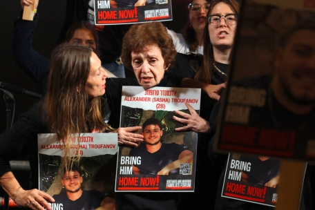Die ehemalige russisch-israelische Geisel Irena Tati (Mitte) hält ein Bild ihres 27-jährigen Enkels Alexander (Sasha) Tropanov während einer Demonstration in Tel Aviv am 2. Dezember, bei der die Freilassung der israelischen Geiseln gefordert wird, die seit den Angriffen vom 7. Oktober in Gaza festgehalten werden