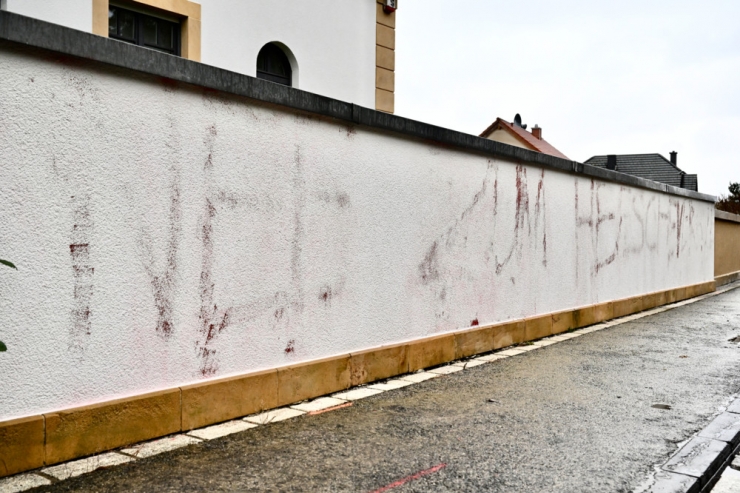 Polizeiminister / Beschmierte Hauswand, zerstochene Reifen: Vandalismus an Léon Glodens Eigenheim
