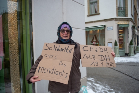 Menschenrechtsaktivistin Marie-Marthe Muller protestiert gegen das Bettelverbot