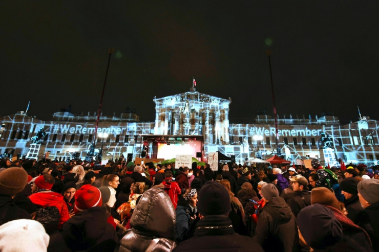 Österreich / Massen auf den Straßen und ÖVP nur vordergründig geeint gegen machthungrige FPÖ