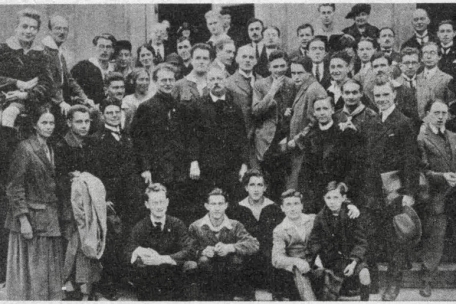 Gertrud Schloss auf dem V. Internationalen demokratischen Friedenskongress in Luxemburg im September 1925 inmitten der deutschen Delegation (oben letzte Reihe mit Hut)