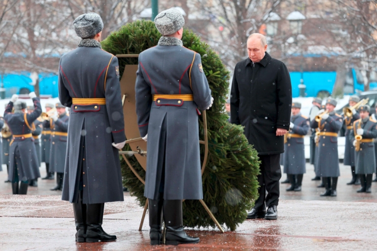 Russland / Putin preist zu russischem Nationalfeiertag Armee und will Truppe weiter stärken
