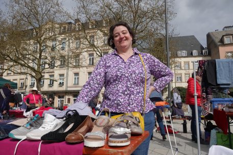 Carla Bartolozzi bezeichnet sich selbst als „shoe addict“ und hat mehrere Einkaufstüten mit Schuhen mitgebracht