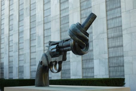 Die berühmte Skulptur vor dem UN-Gebäude in New York