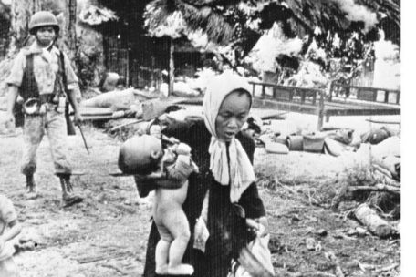 Flüchtende Mutter in Südvietnam (Juli 1963)