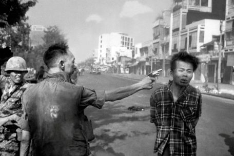 Der Polizeichef von Saigon, General Nguyen Ngoc Loan, erschießt am 1. Februar 1968 Nguyen Van Lem, der auch als Bay Lop bekannt war und unter Verdacht stand, Offizier des Vietcong zu sein. Für Michael Walzer war der Vietnamkrieg kein gerechter Krieg.