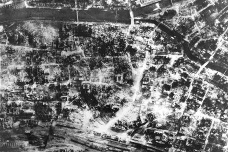 Pforzheim 1945, Luftbild einer zerstörten deutschen Großstadt 