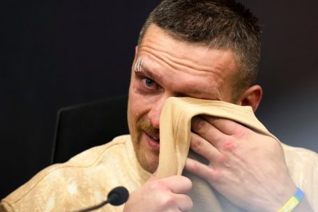 Usyk weint, als er während einer Pressekonferenz nach seinem Sieg über seinen Vater spricht
