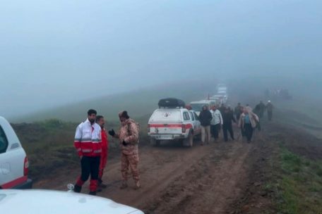 Der staatliche Fernsehsender Irib berichtete online, dass der Hubschrauber in einem nebelverhangenen Berggebiet gegen einen Berg geprallt und zerschellt sei