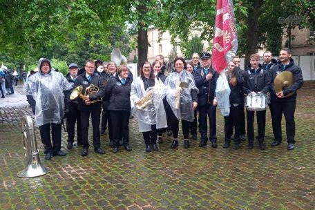 Stéphanie Weydert (M.) mit ihren Kollegen von der „Hierber Musek“