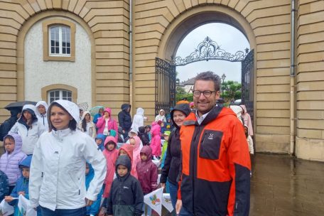 Grundschullehrer Pit Lengler hat seine Klasse auf die Springprozession vorbereitet