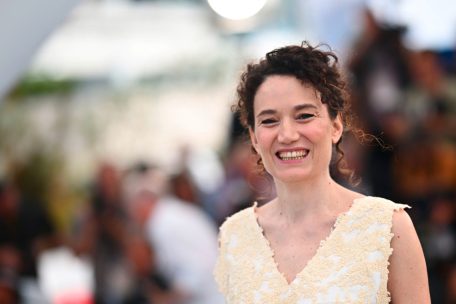 Die französische Regisseurin Coralie Fargeat könnte für „The Substance“ mit der Goldenen Palme ausgezeichnet werden