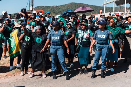 Polizeiarbeit im Wahlkampf: Mitglieder der South African Police Services (SAPS) halten Anhänger des uMkhonto we Sizwe (MK) in Schach