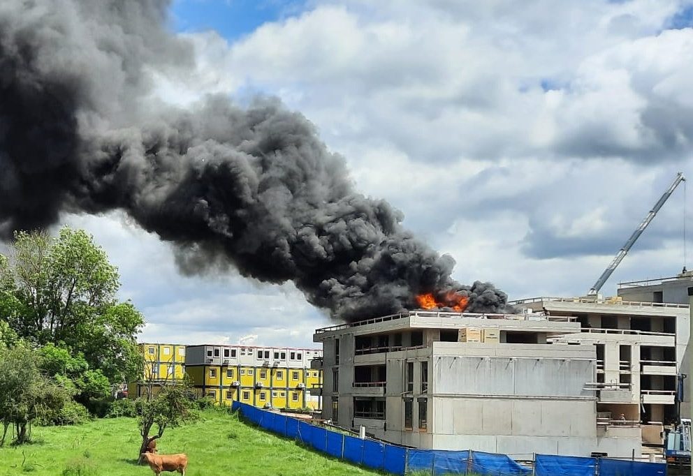 Wickringen / Isolationsmaterial auf Baustelle in Brand geraten – Anwohner sollen ihre Fenster schließen