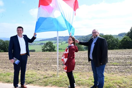 Die Minister Lex Delles und Yuriko Backes sowie der Bürgermeister der Ernztalgemeinde, Bob Bintz