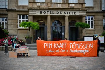 Richtung22 / Protestaktion gegen Pim Knaff: „E Pim Tonic op d’Credibilitéit“