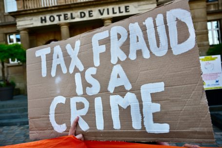 „Steuerbetrug ist ein Verbrechen“, eines der Plakate bei der Demonstration am Dienstag vor dem Rathaus