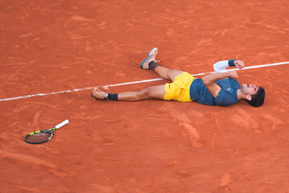 Tennis / Alcaraz gewinnt „Gladiatoren-Kampf“: Fünfsatzsieg im Finale von Roland Garros