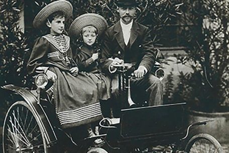 Der Benz Velo, das erste in Luxemburg angemeldete Automobil. Zu sehen ist Besitzer Paul Wurth mit seiner Tochter Miquette, der späteren Ehefrau von Norbert Metz, und seiner Nichte Maisy Wolff, der späteren Madame Emmanuel Servais.