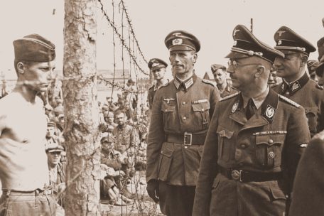 Heinrich Himmler, der Architekt des Juden-Genozids, beim Besuch eines Kriegsgefangenenlagers in Minsk am 15.8.1941. Mehrere Zeugen haben nach dem Krieg ausgesagt, an dem Tag habe Himmler einer Massenerschießung beigewohnt.