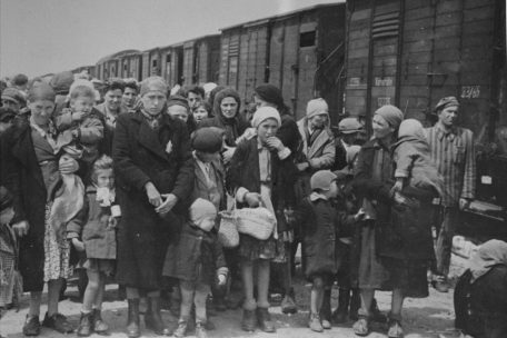 Gerade aus Ungarn angekommene Jüdinnen warten mit ihren Kindern in Auschwitz-Birkenau auf die Selektion, offiziell „Aussortierung“ genannt