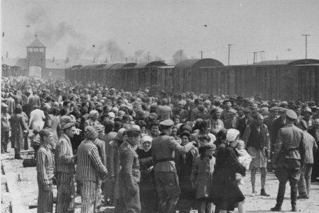 Jüdinnen und Juden aus Ungarn während der Selektion in Auschwitz-Birkenau. Frauen mit Kindern werden direkt in die Gaskammern geschickt.