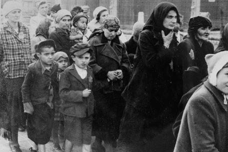 Nach der Selektion auf der Ankunftsrampe in Auschwitz-Birkenau: Jüdinnen mit ihren Kindern auf dem Weg in die Gaskammer.