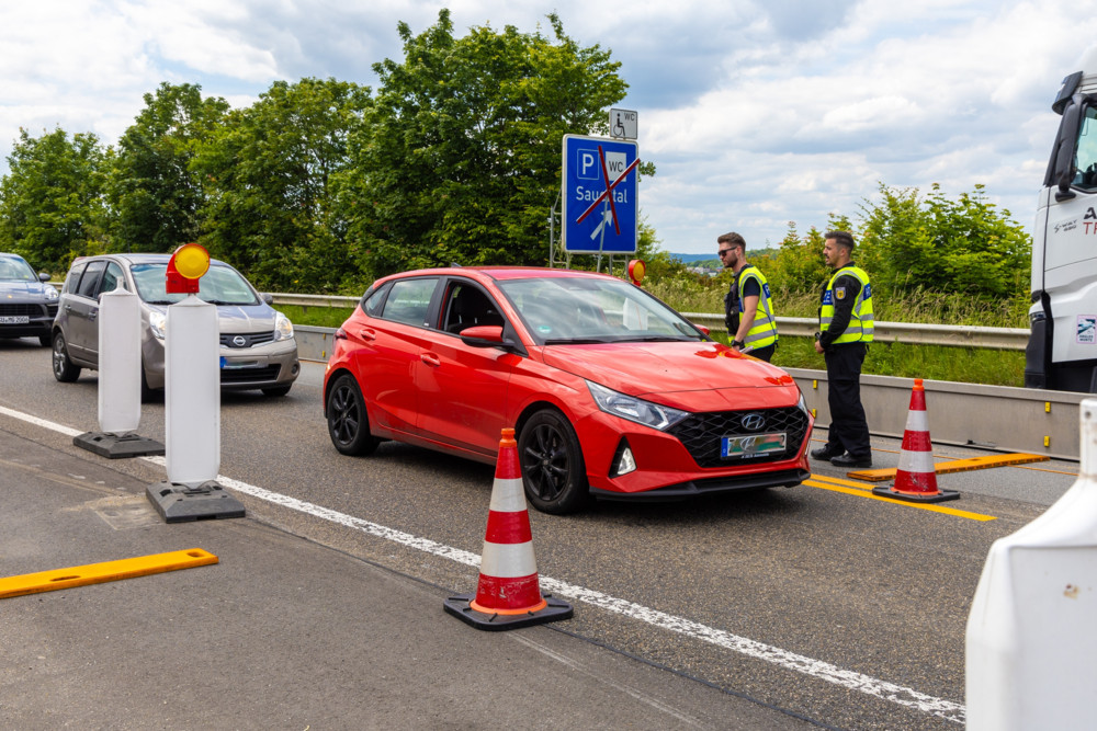 Stau auf der Autobahn  / Deutschland kontrolliert mal wieder an der Grenze zu Luxemburg – Gloden: „Das können wir so nicht akzeptieren“ 