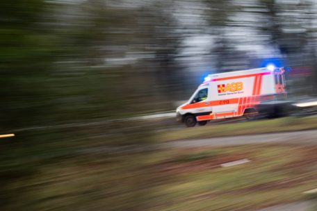 Saarfels / Luxemburger Oldtimer-Bus stürzt Böschung hinunter – eine Person schwerst verletzt