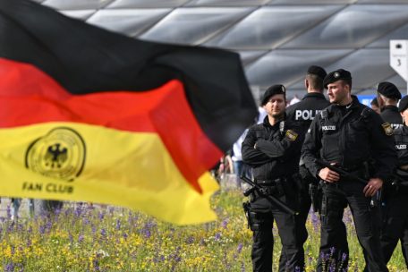 Warnemünde / Rechtsextreme Parolen und Angriffe auf Polizisten bei Fußballveranstaltung