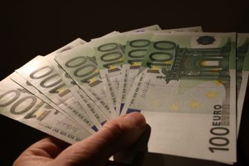Zweibrücken / Geldbeutel auf Autodach vergessen: Finder bringt 1300 Euro Bargeld zur Polizei