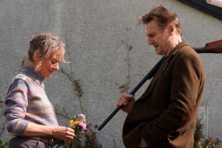 Niamh Cusack (links) und Liam Neeson (rechts) in „In the Land of Saints and Sinners“