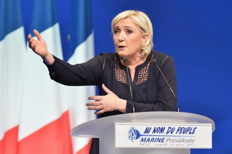 Mit blauer Rose, aber macht kein Geheimnis aus ihren Ambitionen: Marine Le Pen im März 2017