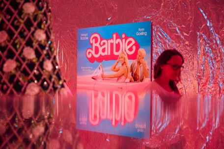 Das „Barbie“-Filmplakat hat auch einen Platz in der Ausstellung in London gefunden