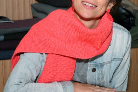 Gründerin Camille Alexandre Gouiffès mit einem von den „Mamies“ gestrickten Schal