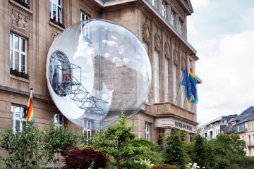 Kunst am Rathaus / Die Escher Seifenblase oder ein Pranger für Pim Knaff?