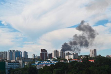 Schwarzer Rauch über der ukrainischen Hauptstadt Kiew am 8. Juli 2024, inmitten der russischen Invasion