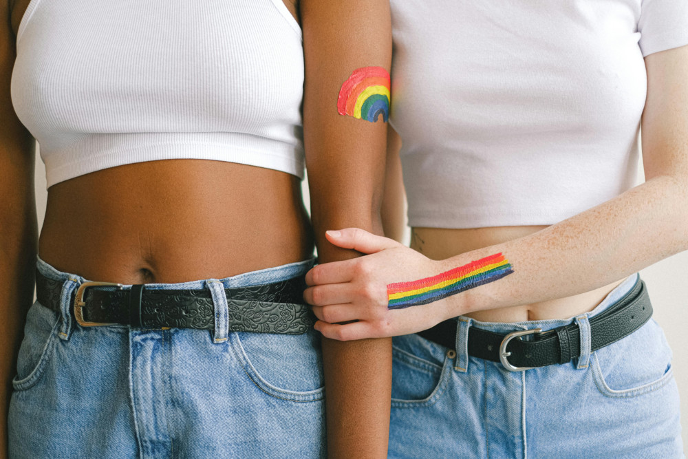 Betroffene / Zwischen Angst und Stolz: Drei LGBTQIA+-Personen berichten von Erlebnissen im öffentlichen Raum