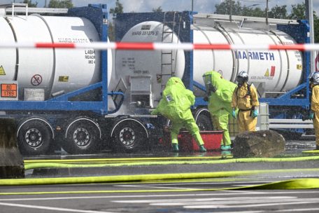 Aire de Berchem  / Laster verliert Salzsäure – CGDIS-Spezialeinheit sperrt größte Tankstelle Europas mitten im Berufsverkehr